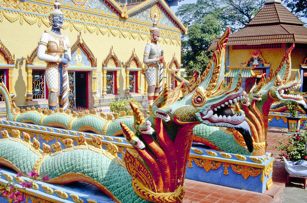Drache vor Wat Chayamangkalaram in Georgetown auf Penang in Malaysia. Bild vom Dia. Aufnahme: Mrz 1989.