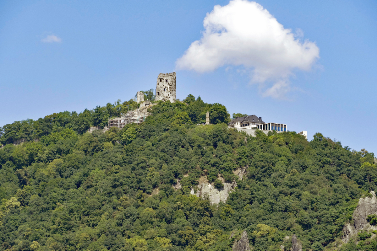 Drachenfels im Siebengebirge, ca. 320 m ber NN mit der Ruine Burg Drachenfels und dem Restaurant - 16.07.2018