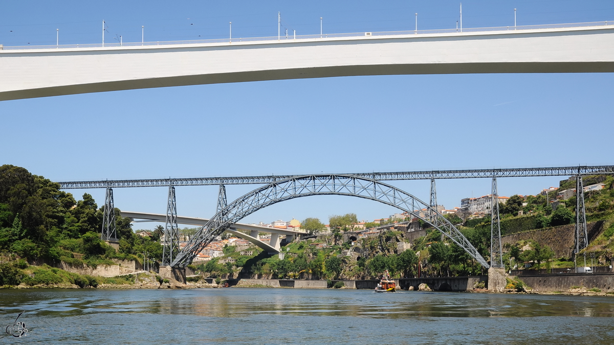 Drei der Brcken ber den Douro in Porto. Die Stahlbrcke ist die stillgelegte Eisenbahnbrcke Ponte Maria Pia aus dem Jahr 1875. (Mai 2013)