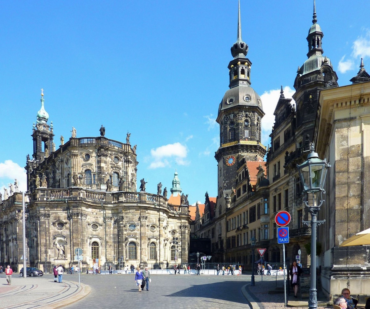 Dresden - die Ansicht der katholischen Hofkirche (li.) und der markanten Trme des Residenzschlosses vom Theaterplatz in Richtung Osten.
Aufgenommen im Mai 2015.