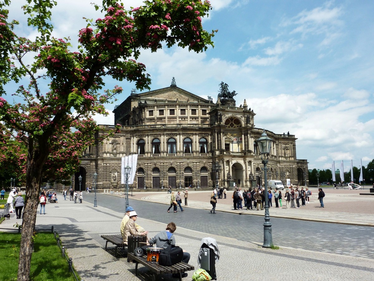 Dresden - Blick ber den Theaterplatz auf die Semperoper. Aufgenommen im Mai 2013.