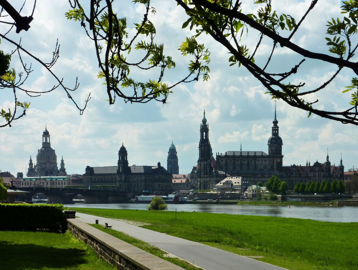 Dresden - der durch sein und berhmtes Gemlde von 1748 bekannte  Canalettoblick , der silhouettenhafte Blick ber die Elbe auf das historische Zentrum zwischen Frauenkirche und Schloensemble.
Hier mit modernen Mitteln aufgenommen und bearbeitet im Mai 2013.