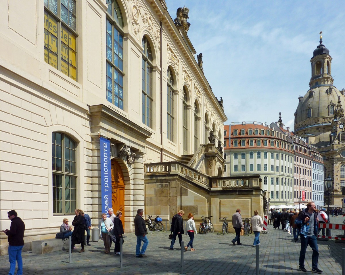 Dresden - das Johanneum mit seiner dekorativen Freitreppe, im Hintergrund die Frauenkirche. 
Aufgenommen im Mai 2015