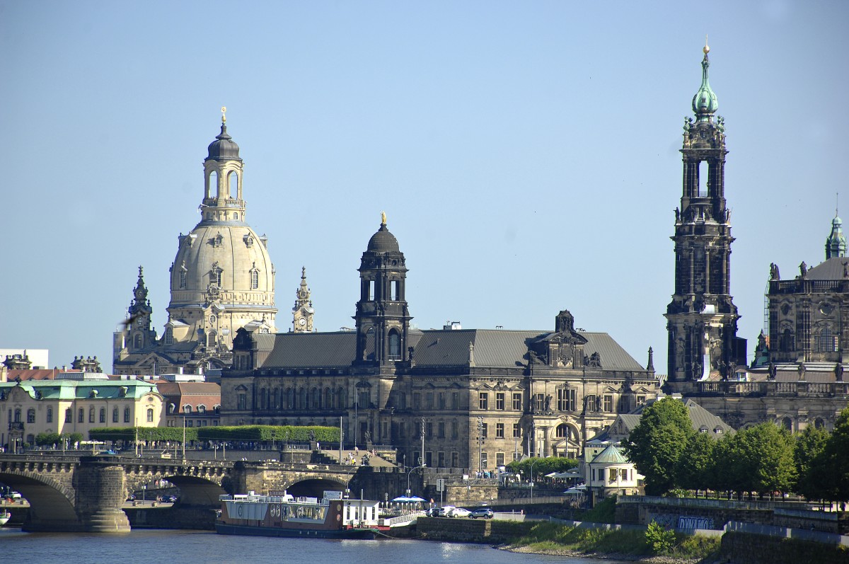 Dresden mit der Frauenkirche (links) un der Hofkirche (rechts). Aufnahmedatum: 7. Juni 2014.