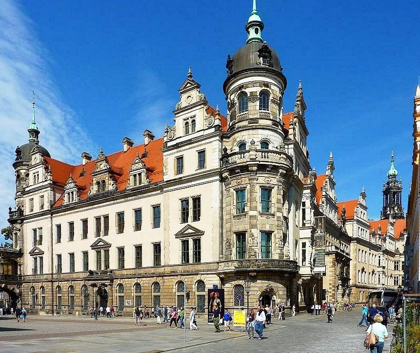 Dresden - das Schlo von seiner so-Spitze mit Blick in die Schlostrae, Richtung Schloplatz und Elbe.
Aufgenommen im Sept. 2013.