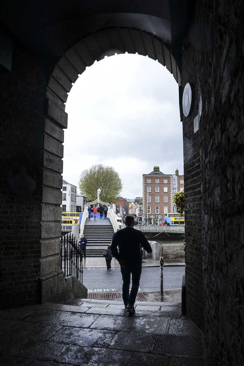 Dublin: Im Merchant's Arch. Im Hintergrund ist die Ha'Penny Bridge zu sehen. Aufnahme: 11. Mai 2018.