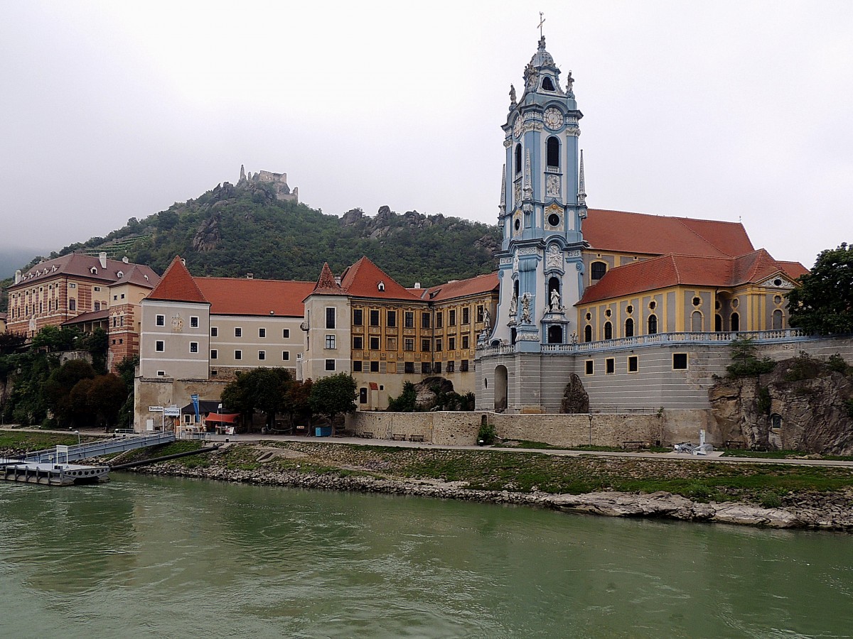 Drnstein, mit dem blauem Turm d. Stiftskirche, sowie im Hintergrund die gleichnamige Burgrunine; 130825