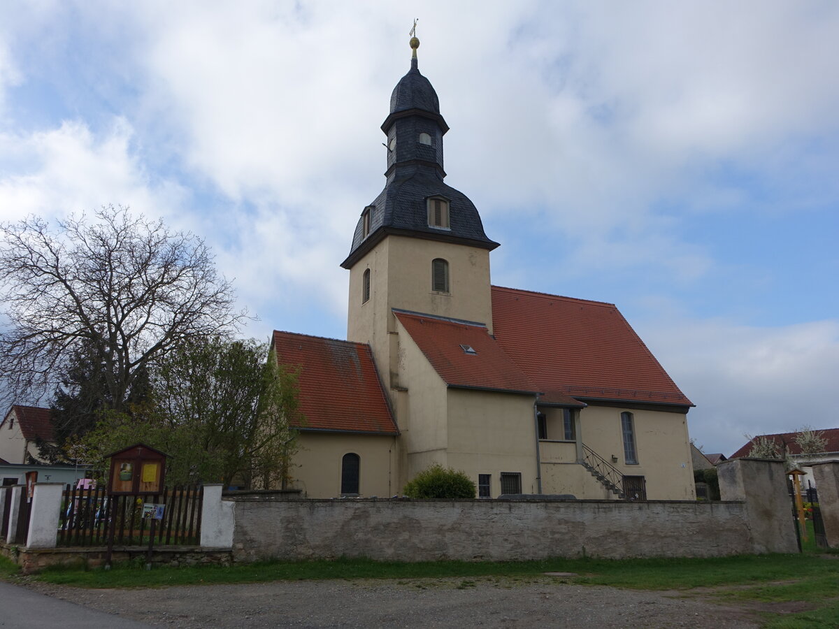 Drrenebersdorf, evangelische Kirche, erbaut im 13. Jahrhundert, Kirchturm von 1785 (30.04.2023)