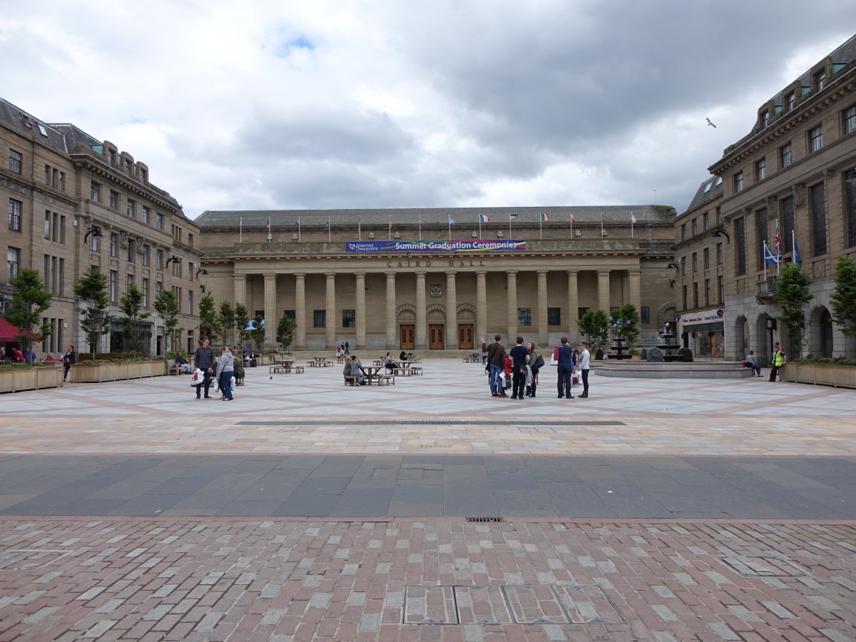 Dundee, Caird Hall, erbaut von 1914 bis 1916 an der Sdseite des City Square, erbaut von James Thomson, im Inneren befindet sich ein Konzertsaal mit 2150 Pltzen (08.07.2015)