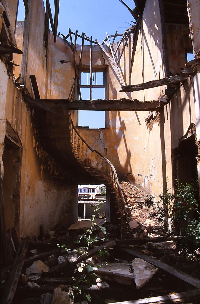 Durch den 1974-Krieg zerstrtes Haus in Nicosia. Aufnahme: April 1995 (eingescanntes Dia).