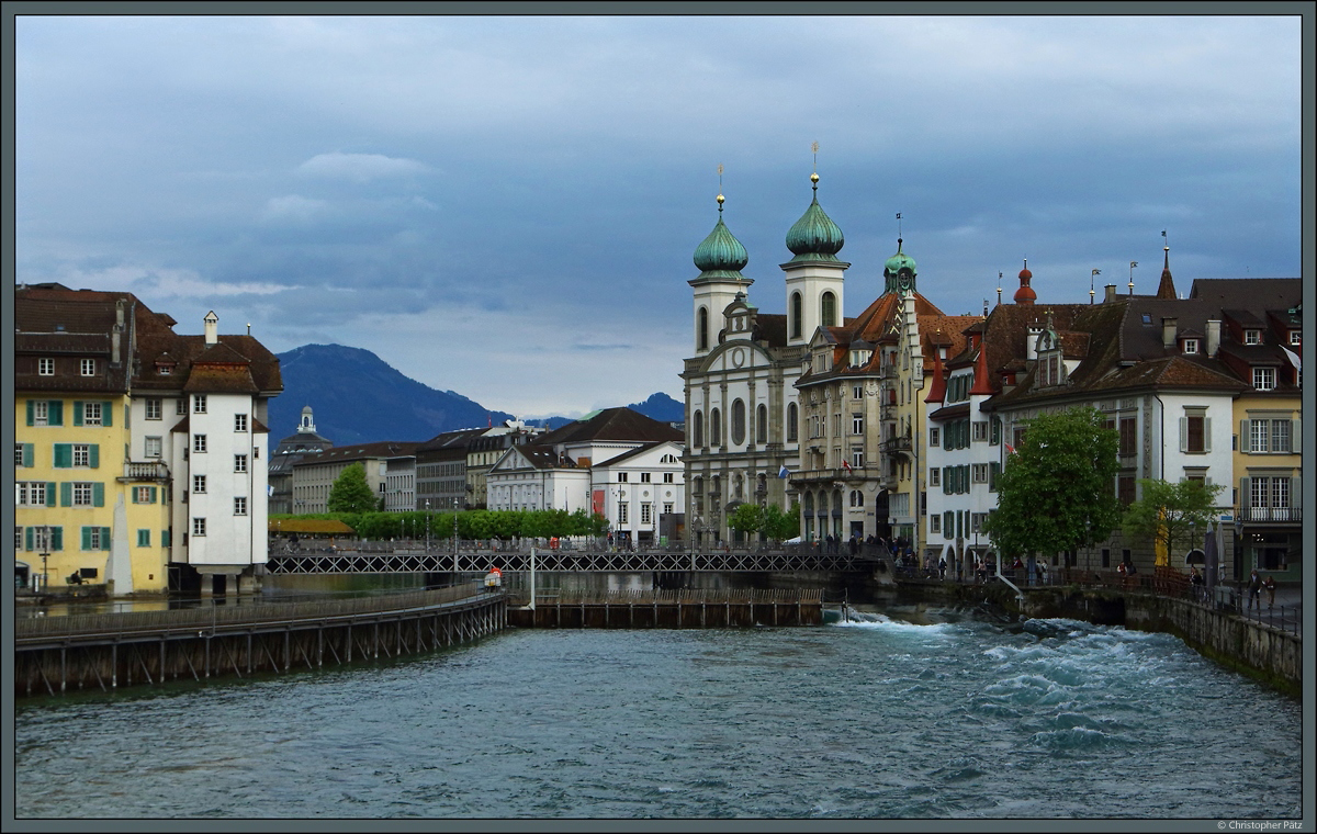 Durch die Altstadt von Luzern fliet die Reuss an der Jesuitenkirche vorbei. (25.04.2022)