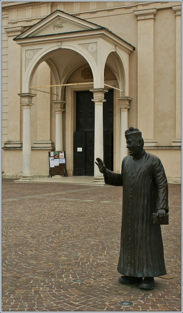 Durch ihn wurde Brecello berhmt: Don Camillo auf dem Marktplatz des Ortes.
(14.11.2013) 