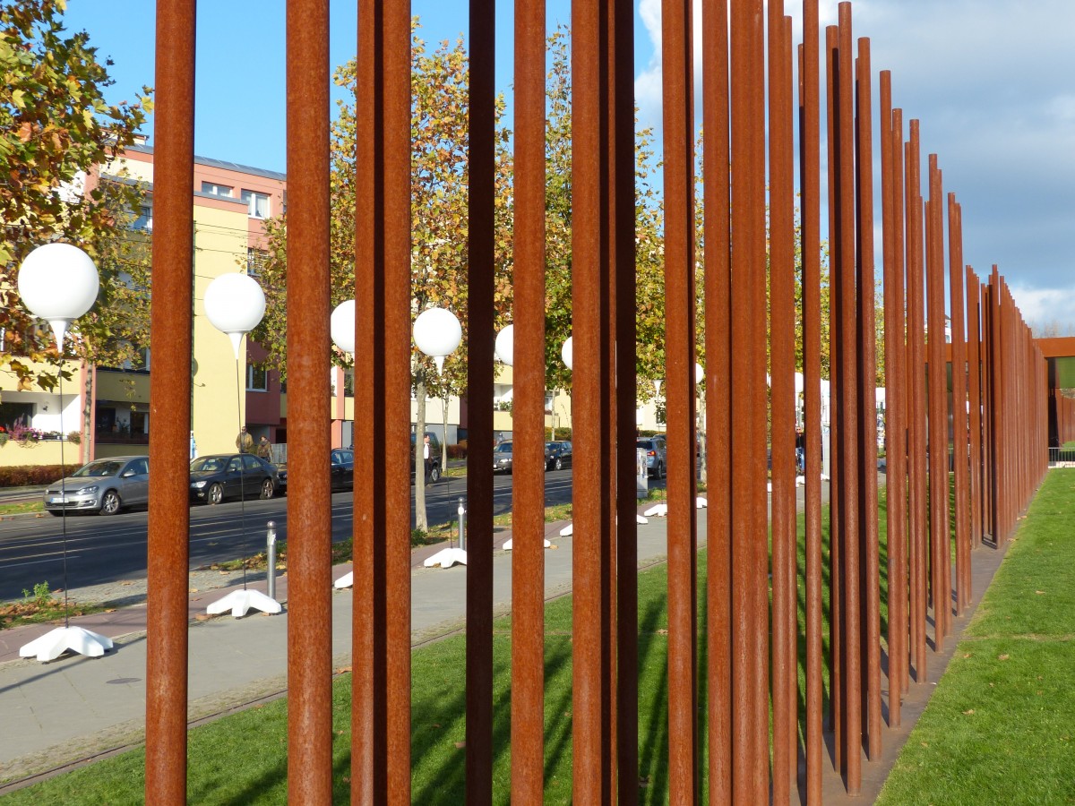Durchlssige Mauer - diese Stahl-Stehlen symbolisieren den Verlauf der Berliner Mauer an der Bernauer Strae, bieten aber gengend Mglichkeiten zum Durchqueren. 8.11.2014, Bernauer Strae, Berlin