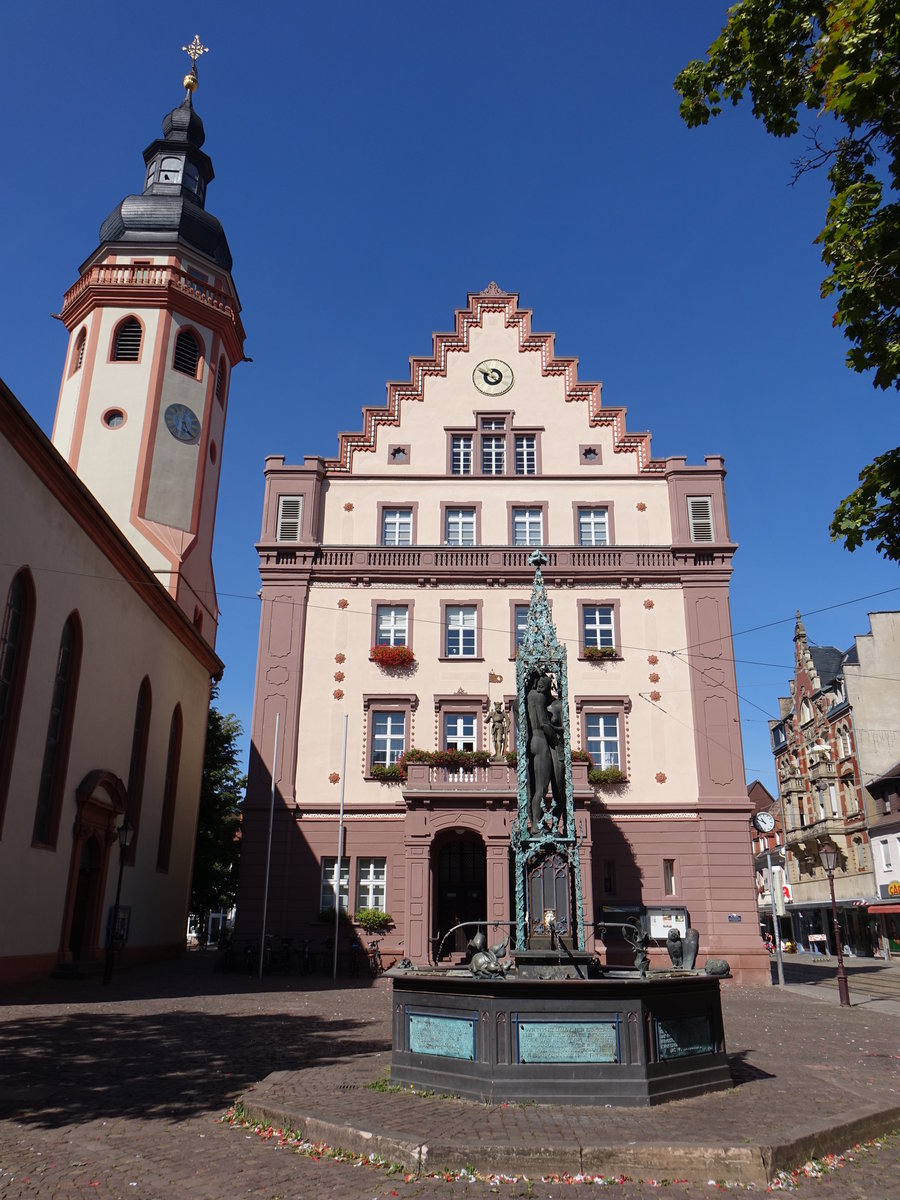 Durlach, Ev. Stadtkirche, Rathaus und Liebesbrunnen am Marktplatz (12.08.2017)