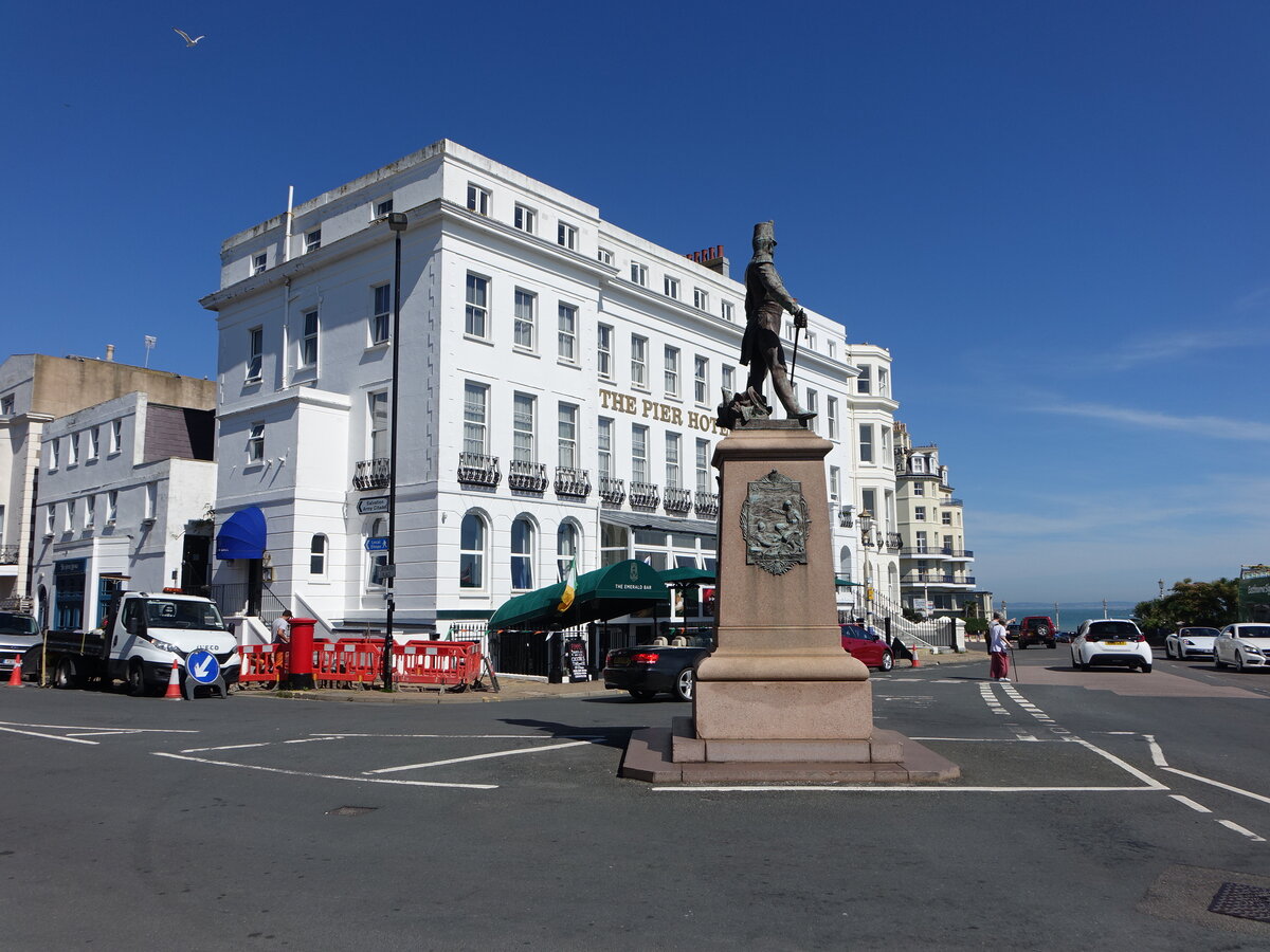 Eastbourne, Royal Sussex Memorial Denkmal und The Pier Hotel an der Grand Parade (04.09.2023)