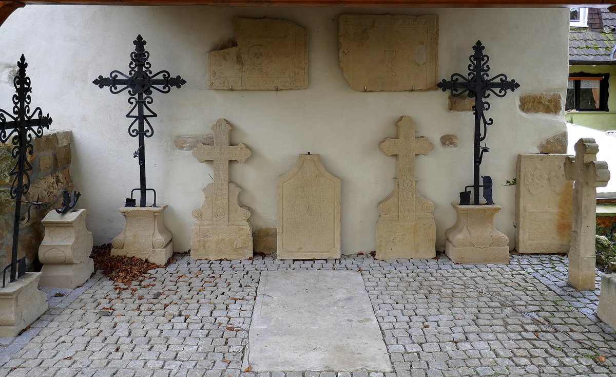 Ebringen im Markgrflerland, historische Grabplatten und -kreuze an der St.Gallus-Kirche, Jan.2020