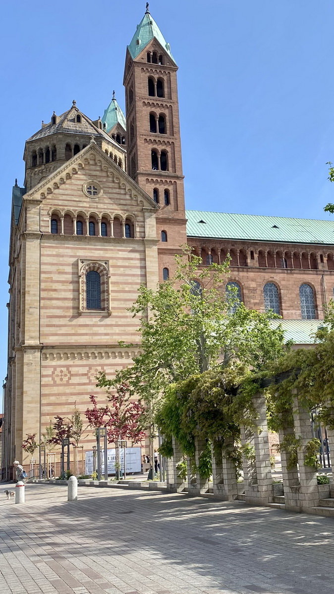 Eckansicht des Dom zu Speyer vom dem Domplatz gesehen am 19. Mai 2023.