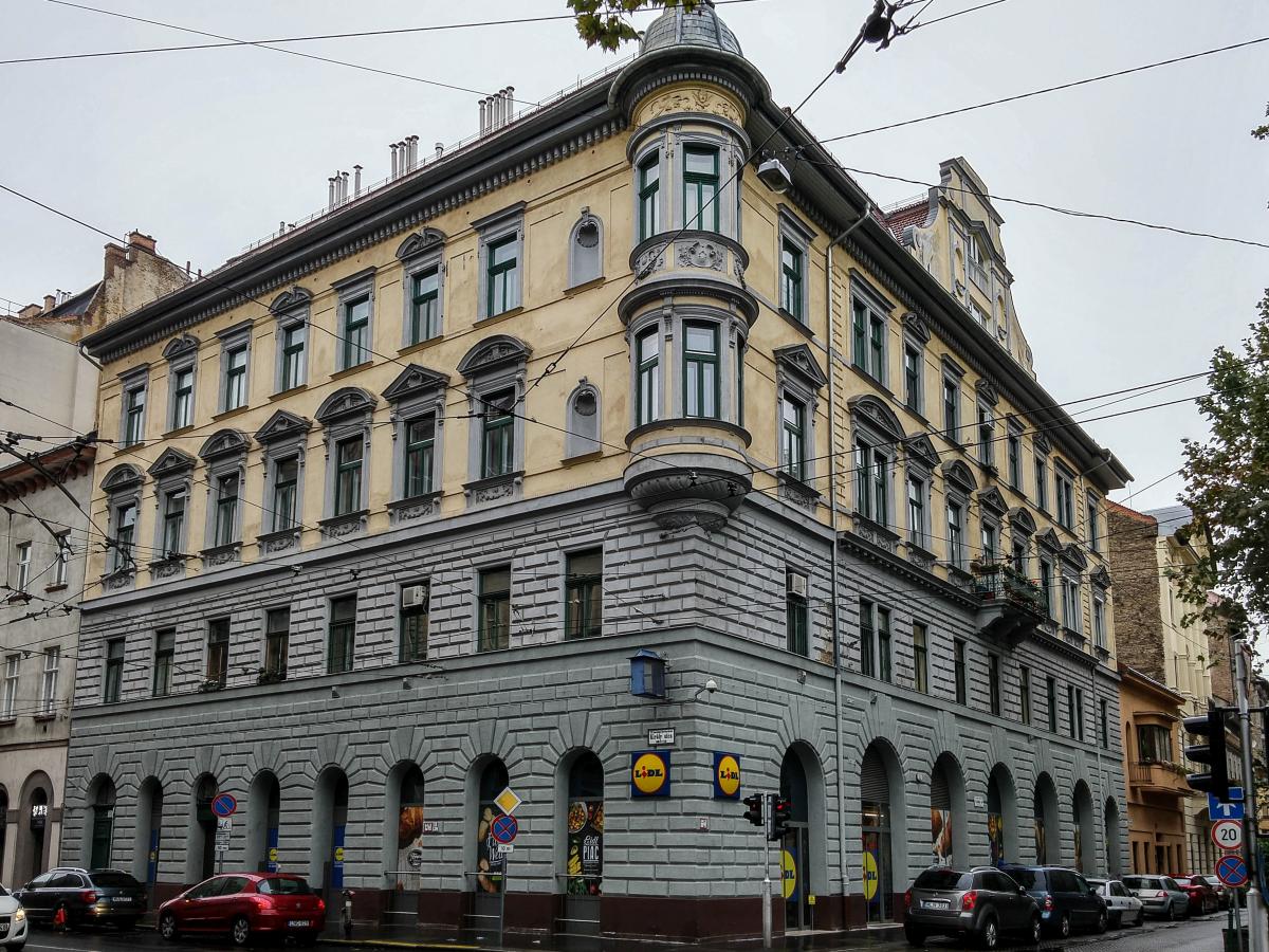 Eckhaus bei der Kreuzung Kirly utca - Szv utca. Budapest, 21.09.2017.