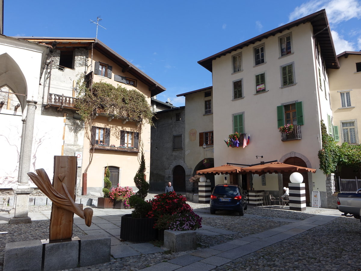 Edolo, historische Huser in der Via Monte Grappa (07.10.2018)