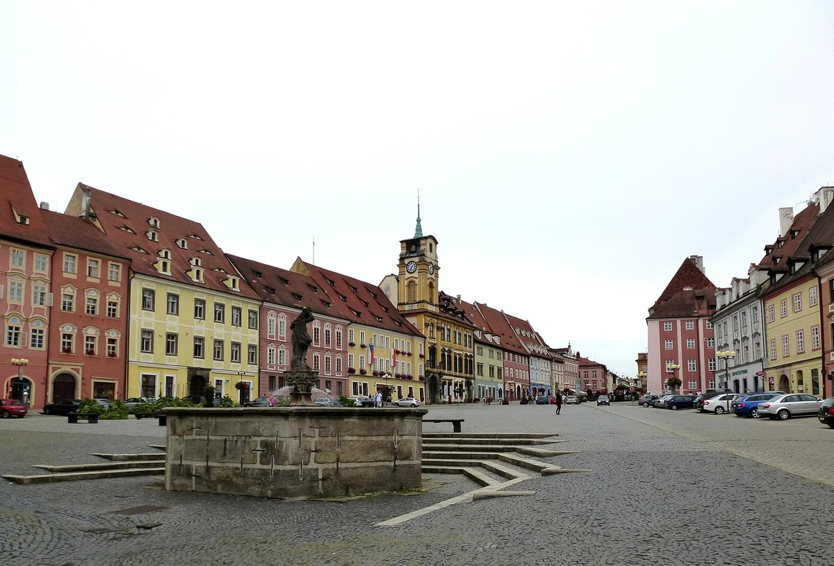 Eger (Cheb), Blick ber den groen Marktplatz, der bereits im 13.Jahrhundert angelegt wurde, Aug. 2014