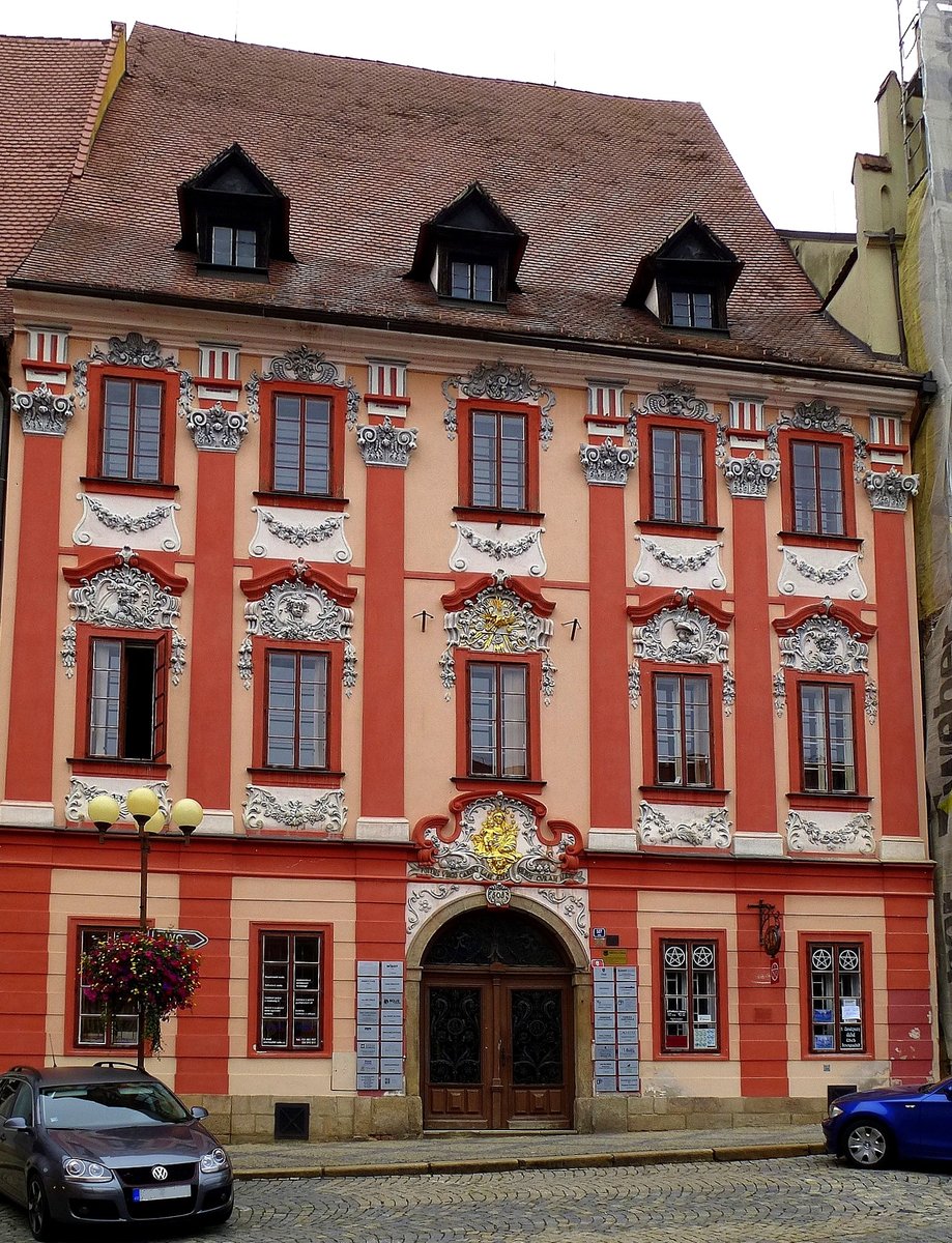 Eger (Cheb), schmuckvolle Fassade an einem historischen Marktplatzgebude, Aug.2014