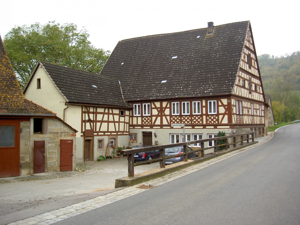 Ehem. Salznersmhle in Tauberscheckenbach, zweigeschossiger Satteldachbeu in Fachwerk ber massivem Erdgeschoss von 1702 (27.10.2014)