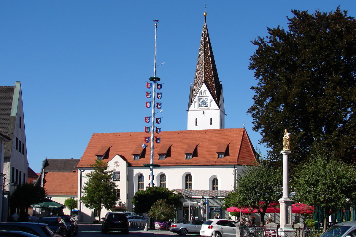 Ehemalige katholische Pfarrkirche St. Andreas, jetzt Rathaus. (25.08.2016)