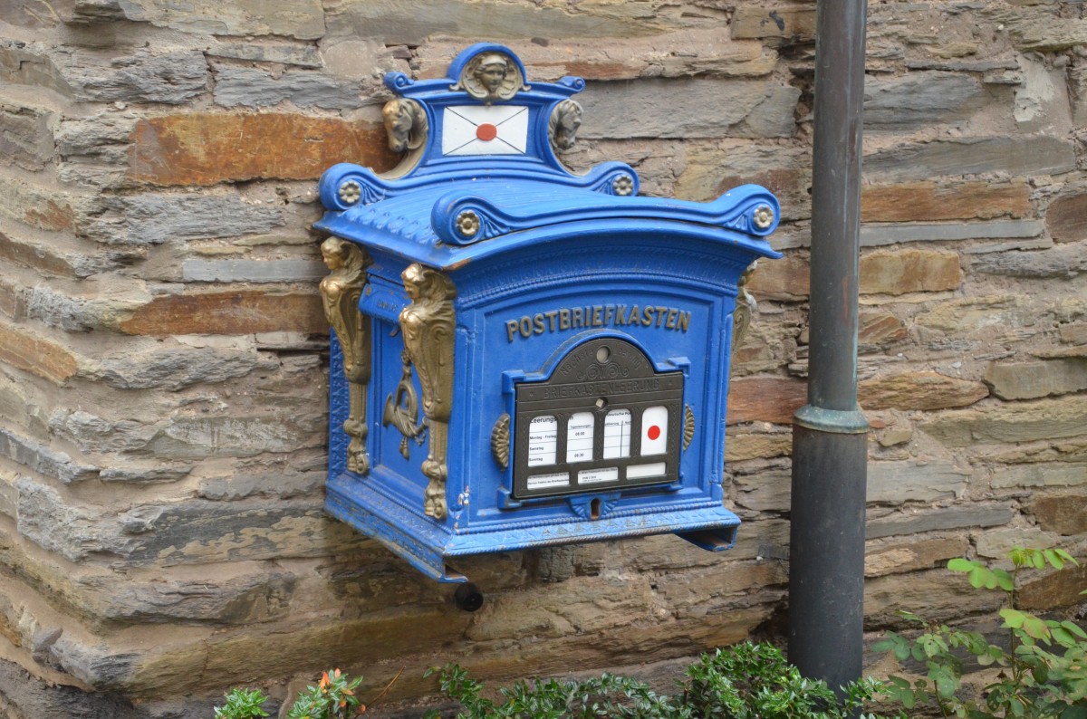 Ein alter Briefkasten im historischen Ortskern von rzig gesehen am 08.10.2013.