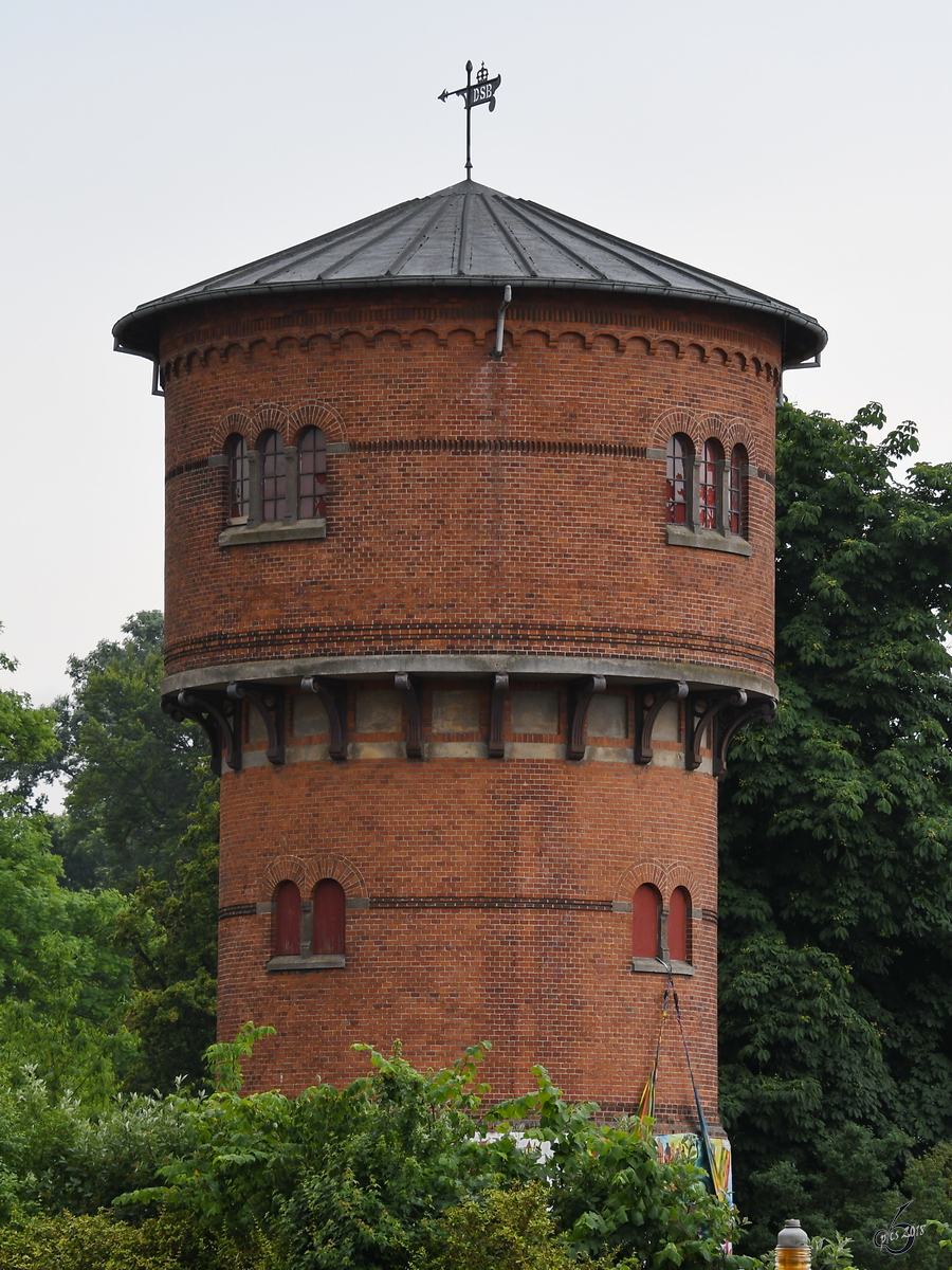 Ein alter Wasserturm der DSB in der Nhe des Hauptbahnhofes Aalborg an einem verregneten Juni-Tag 2018.