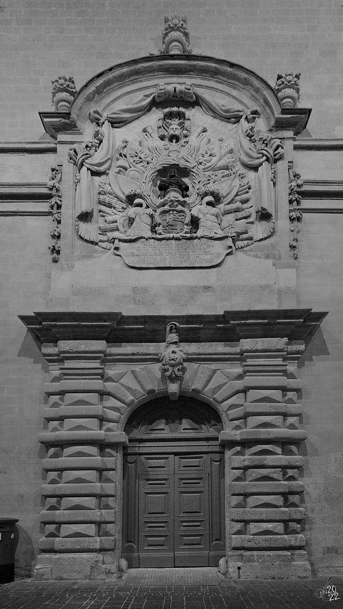 Ein altes Hauptportal an einer Hausfassade irgendwo in Valletta. (Oktober 2017)