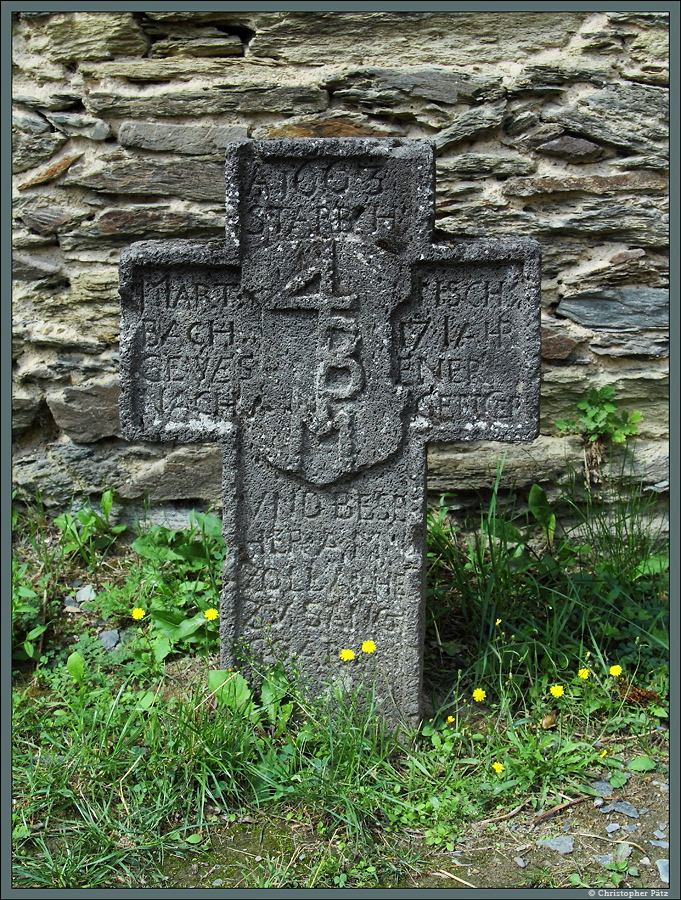 Ein altes Steinkreuz erinnert auf Burg Rheinfels an einen hier 1663 verstorbenen 17-Jhrigen (so ich den Text richtig entziffert habe). (St. Goar, 09.08.2014)