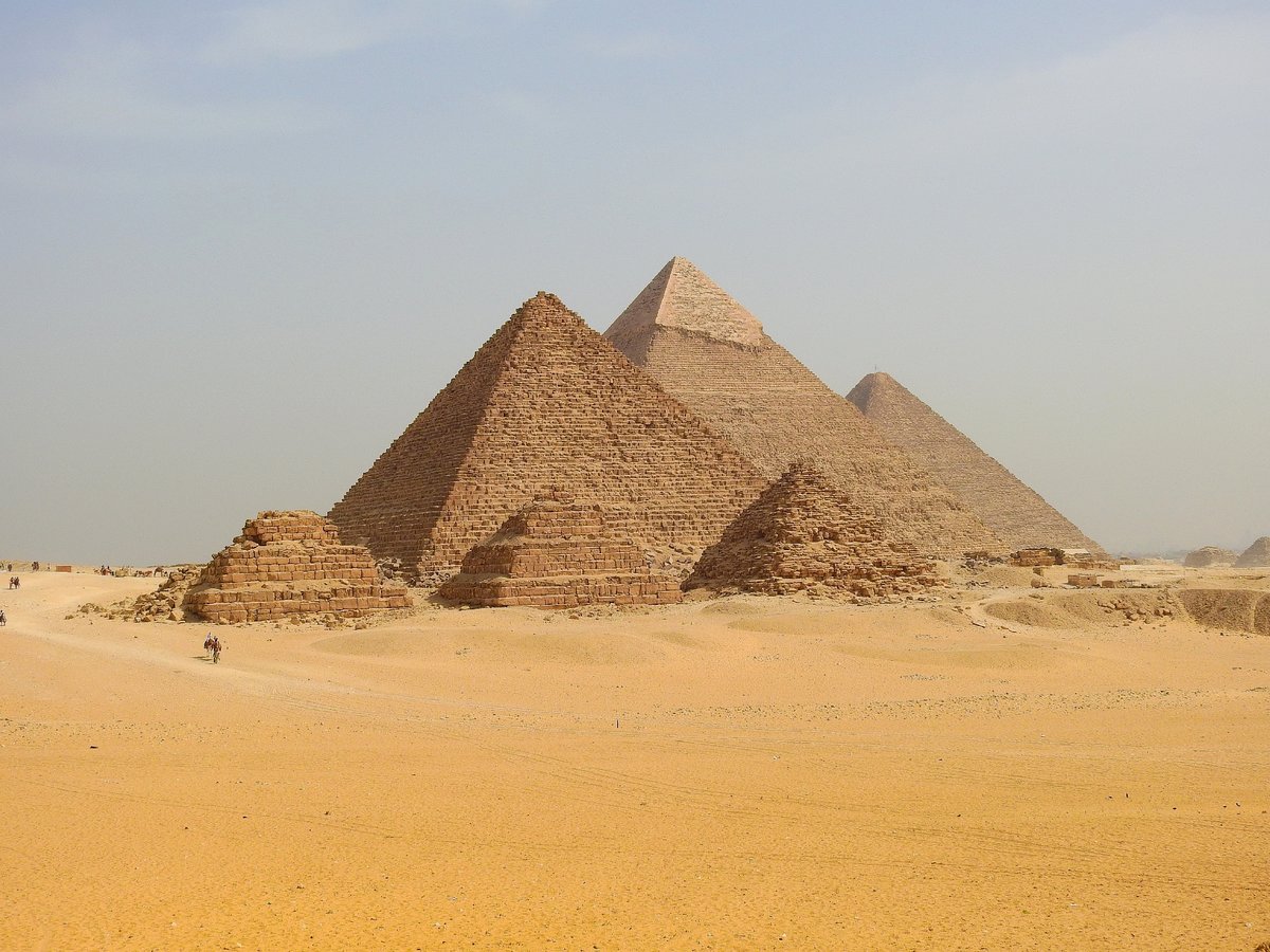 Ein Blick auf das Wahrzeichen von Kairo, die Pyramiden von Gizeh.
Vorne die 3 Kniginnenpyramiden, dahinter die Mykerinos Pyramide, danach die Chephren Pyramide und im Hintergrund die Pyramide des Cheops. Aufnahme vom 26.04.2017.
