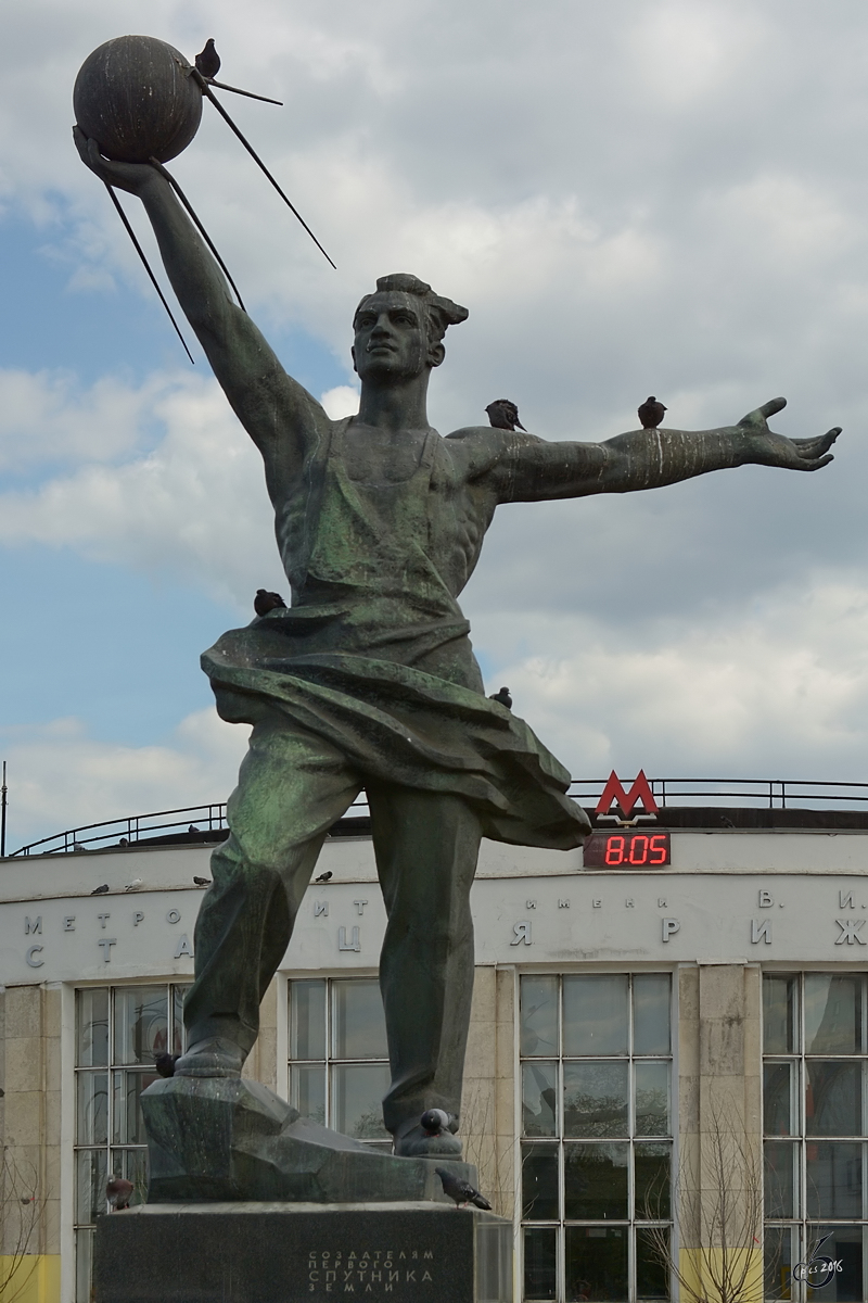 Ein Denkmal fr den ersten knstlichen Satelliten PS-1 Sputnik. (Moskau, Mai 2016)
