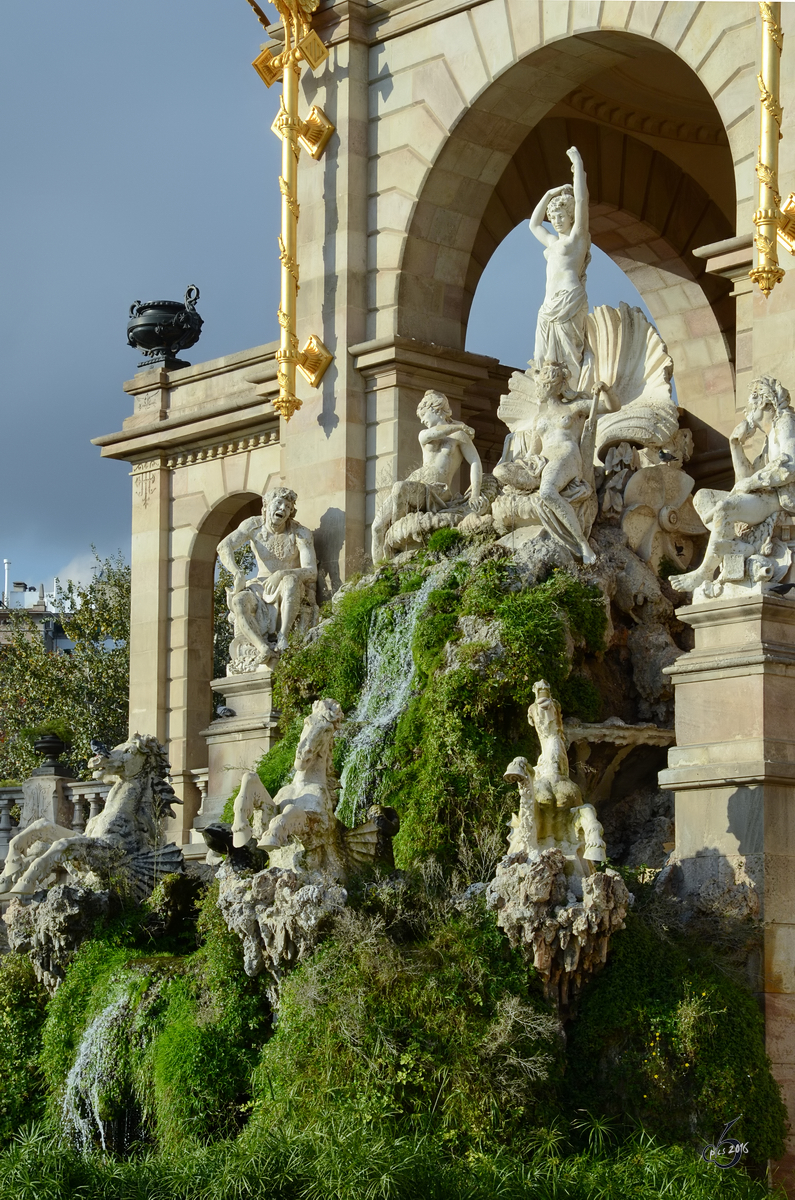 Ein fantastievolles Figurenensemble am Wasserfall Cascada im Parc de la Ciutadella. (Barcelona, Dezember 2011)