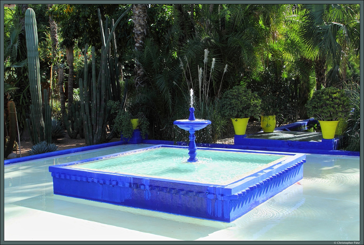 Ein ganz in Blau und Wei gehaltener Springbrunnen im Jardin Majorelle. (Marrakesch, 18.11.2015)