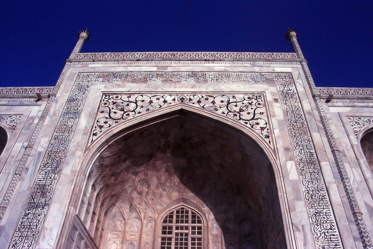 Ein Giebel des Taj Mahal-Mausoleums in Agra. Aufnahme: Oktober 1988 (Bild vom Dia).