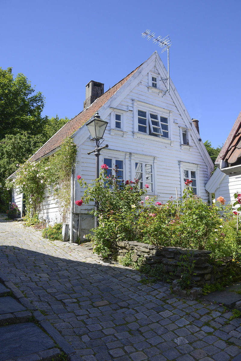 Ein Haus in Gamle Stavanger in der Stadtmitte, hinter dem Hafen (Vgen). In dem Stadtteil sind mehrere Galerien und Kunsthandwerker zuhause.
Aufnahm: 2. Juli 2018.