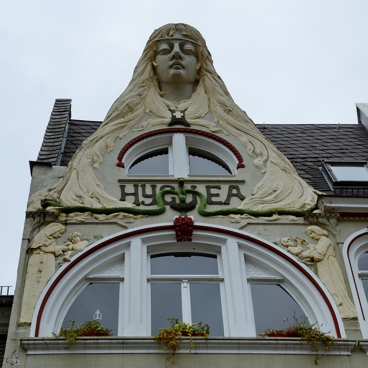 Ein Jugendstilgiebel in Koblenz mit der griechischen Gttin der Heilkunst Hygiea. (September 2013)