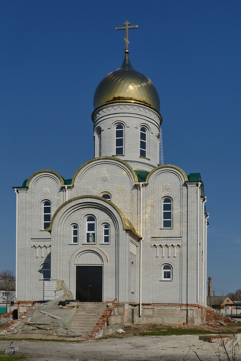 Ein Kirchenneubau mit glnzender Kuppel auf altem Fundament in einem kleinen Ort in der Ukraine. (April 2016)