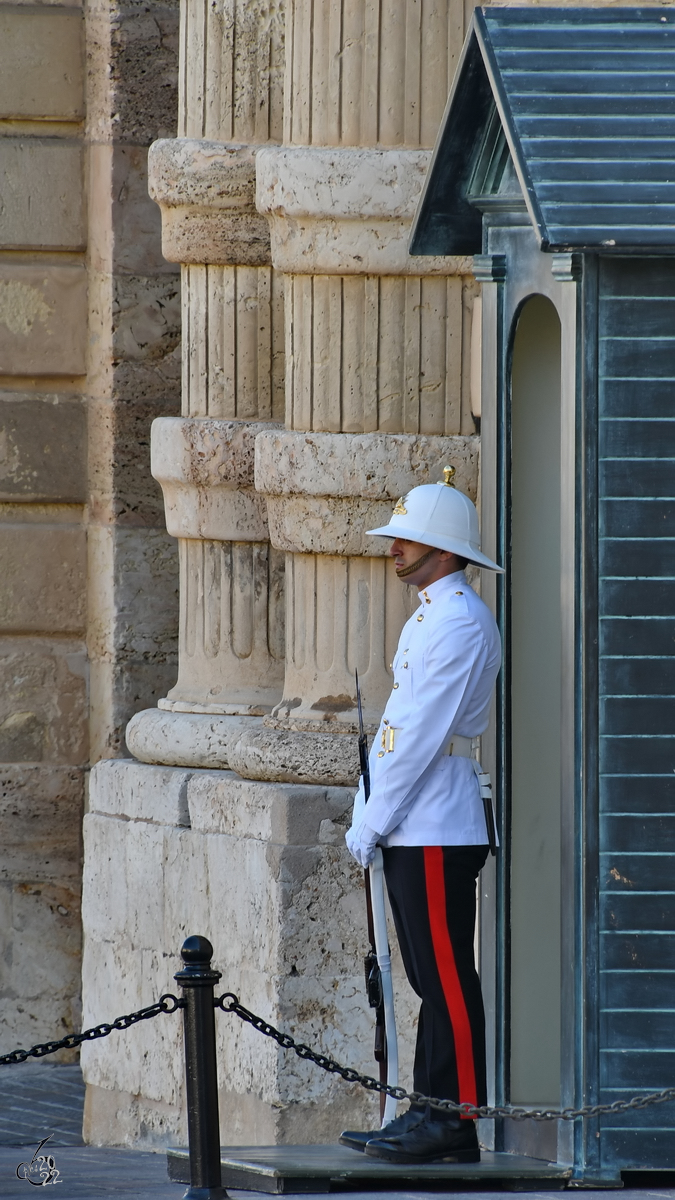 Ein Mitglied der Wache am Gromeisterpalast in Valletta. (Oktober 2017)