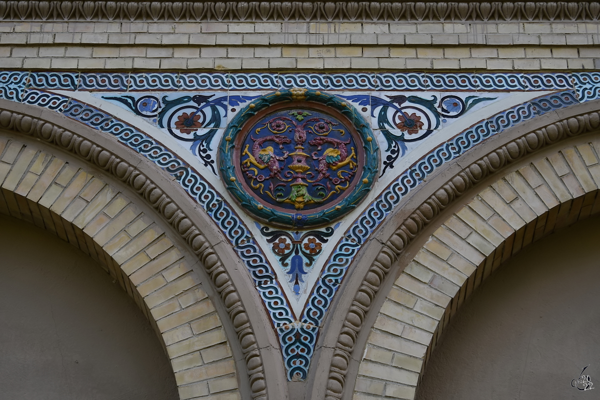 Ein Mosaikbild an der Fassade des zwischen 1881 und 1883 im Stil der Neorenaissance errichteten Velzquez-Palast. (Madrid, November 2022)