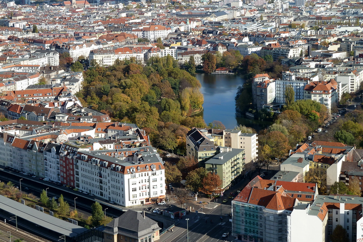 Ein Ort der Ruhe und Erholung. Der Lietzensee zu Fen des Funkturm in Berlin Charlottenburg.  Foto: 28.10.2012