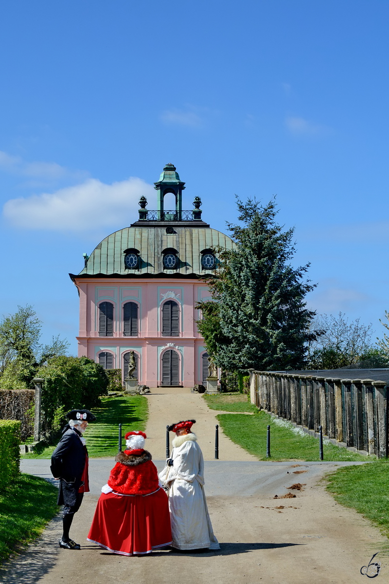 Ein Spaziergang in historisch passender Kleidung vor dem Fasanenschlsschen in Moritzburg. (April 2014)