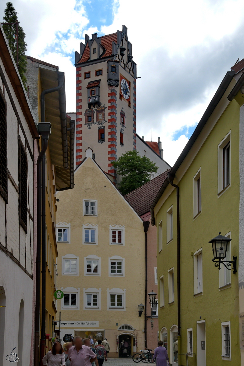 Ein Stadtbummel in Fssen, im Hintergrund des Bildes der Uhrturm des Hohen Schlosses. (Juli 2017)