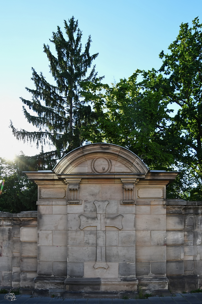 Ein Teil der Mauer, die den Westfriedhof in Nrnberg umgiebt. (Juni 2019)