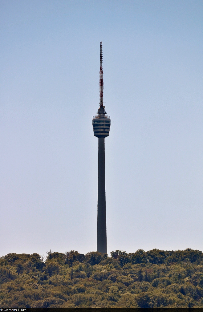 Ein Tele-Blick vom Chinesischen Garten auf den 216,6 Meter hohen Fernsehturm Stuttgart, der sich hinter dem Bopser erstreckt.

🕓 27.7.2020 | 12:29 Uhr
