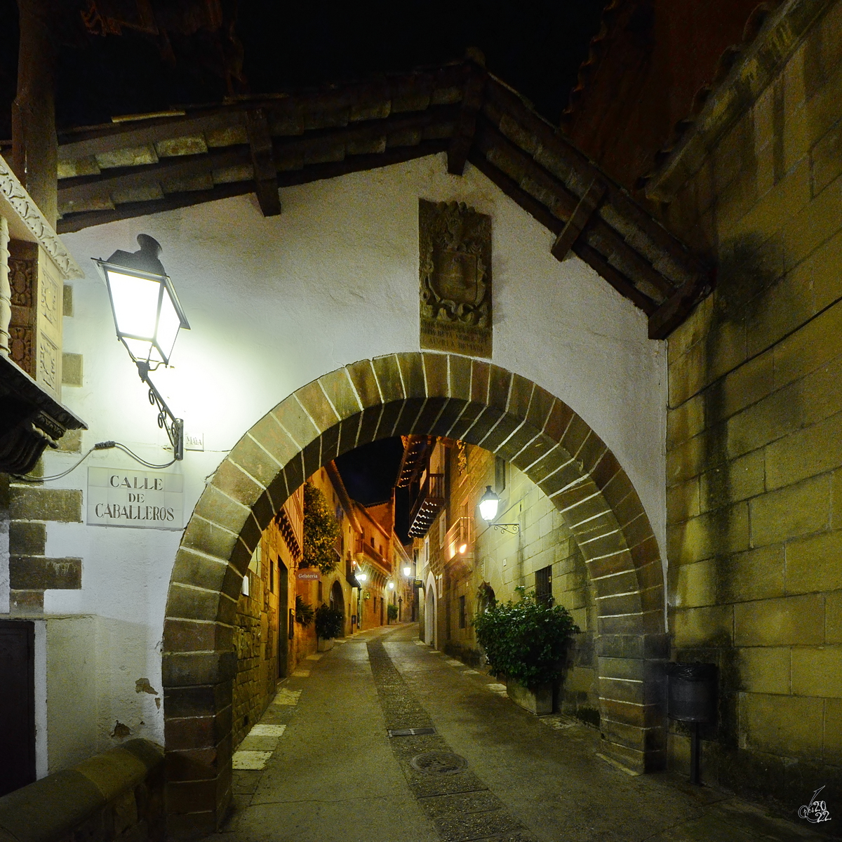 Ein Torbau auf der Ritterstrae (Calle de Caballeros) im Spanischen Dorf (Poble Espanyol). (Barcelona, Februar 2013)
