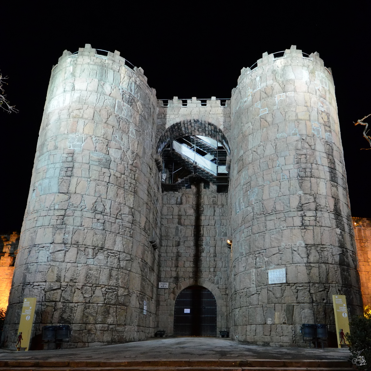 Ein Turmbau an den Auenmauern des Poble Espanyol (Spanisches Dorf), einem 1929 anlsslich der Weltausstellung errichteten Freilichtmuseum in Barcelona. (Februar 2013)