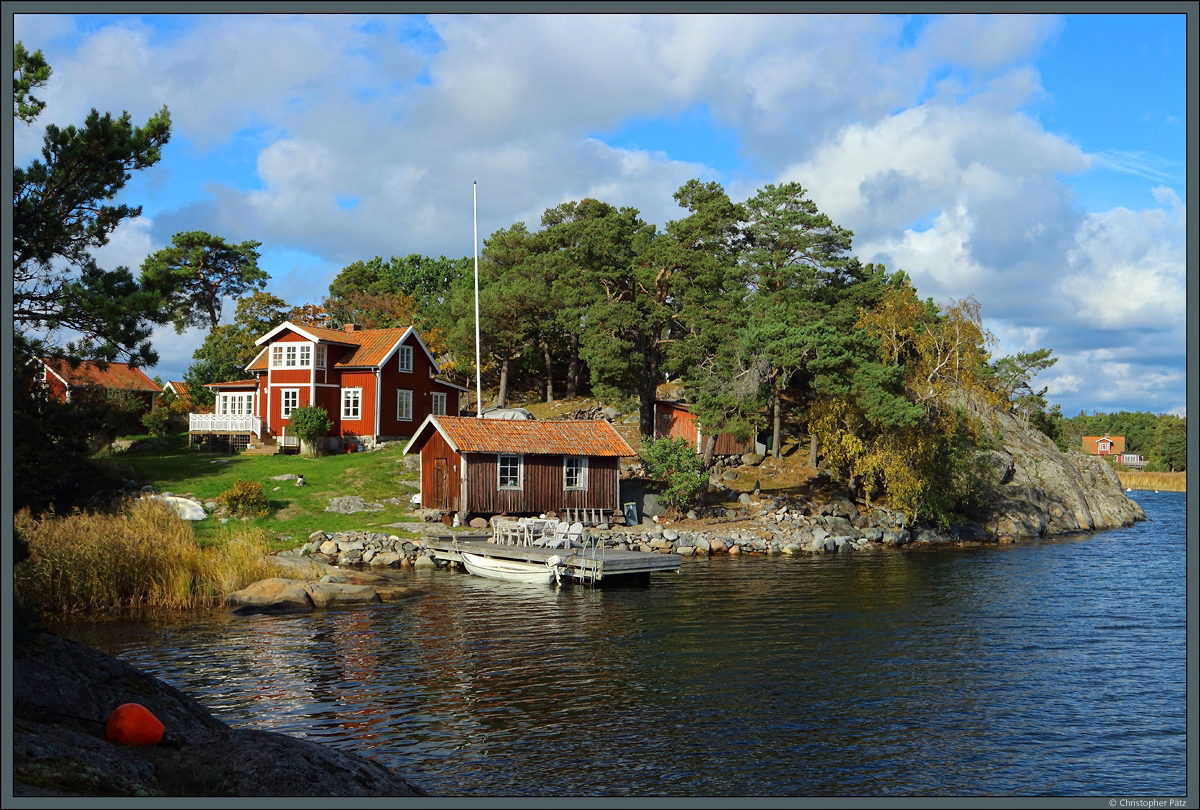 Ein typisches rotes Holzhaus auf der Insel Har im Stockholmer Schrengarten. Die meisten Huser werden den Sommer ber als Ferienhaus genutzt, nur wenige Bewohner bleiben ganzjhrig auf den Inseln. (28.09.2021)