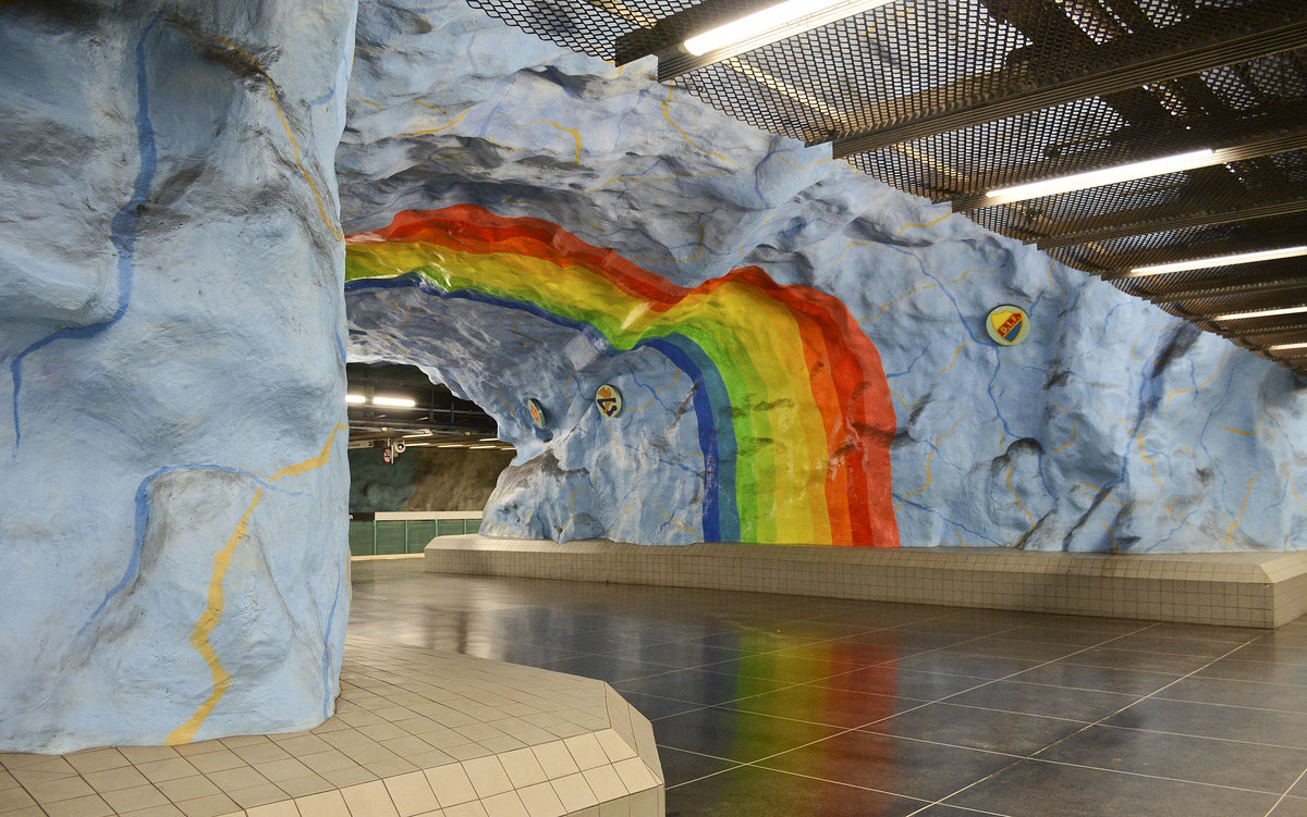 Ein unterirdischer Regenbogen ziert die Decke der Haltestelle am U-Bahnhof Stadion in Stockholm. Aufnahme: 28. Juli 2017.